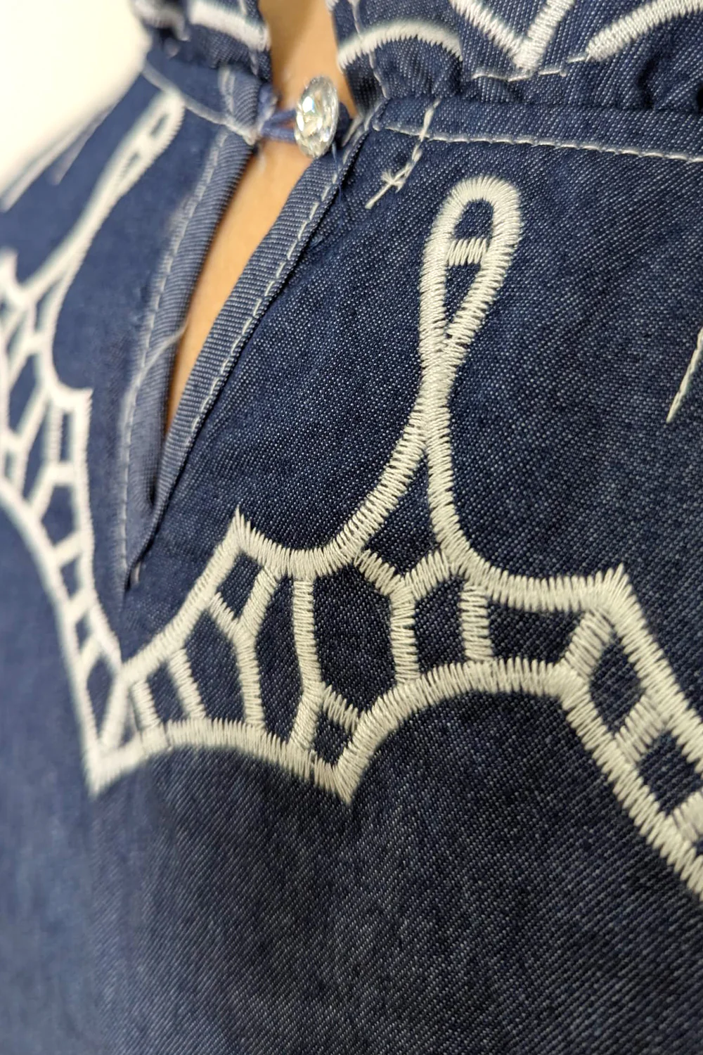 W5723 EMBROIDERED EYELET TOP - Image 3
